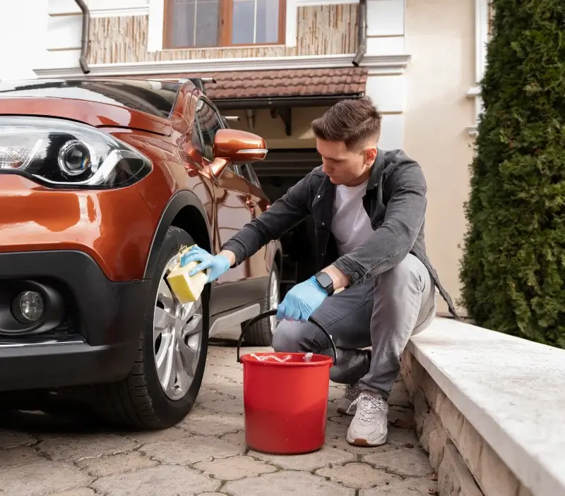 Lavage auto à domicile Plouguenast-Langast : professionnel intervenant sur un véhicule